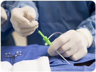 Médico realizando un cateterismo cardiaco