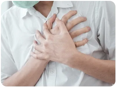 Persona con dolor en el pecho por infarto