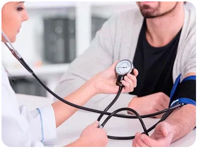 Médico midiendo la presión arterial de un paciente